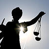 Eine Statue der Justitia (Symbolfoto). Die Staatsanwaltschaft Basel-Landschaft erhebt 25 Jahre nach dem Tötungsdelikt in Münchingen ...
