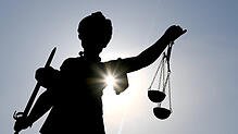 Eine Statue der Justitia (Symbolfoto). Die Staatsanwaltschaft Basel-Landschaft erhebt 25 Jahre nach dem Tötungsdelikt in Münchingen ...