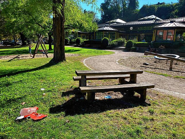 Der schöner Picknicktisch lädt zum verweilen ein, leider wird die Stimmung von viel Müll getrübt.