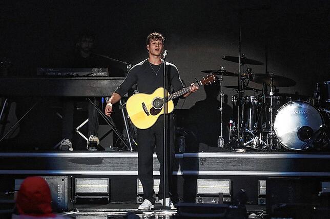 Bild 17: Wincent Weiss singt vor 4500 Besuchern im Regen