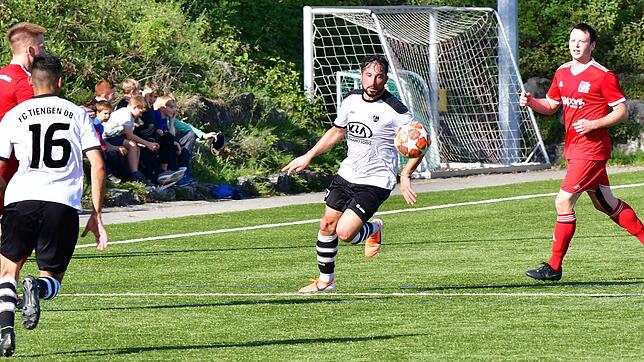 Antreiber und &bdquo;großer Bruder&ldquo;: Erdal Kizilay (Mitte) trägt beim FC Tiengen 08 nach dem extremen Umbruch zur neuen Saison ...