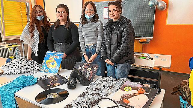 Modetrends aus verschiedenen Jahrzehnten des 20. Jahrhunderts werden von Leona Flajsman, Noemi Flajsman, Elona Rexhepi und Ramona Mann ...