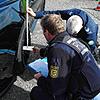 Reifen und Felgen der Fahrzeuge im Blick: Bei den Kontrollen der getunten Fahrzeuge nehmen es die Polizeibeamten genau.