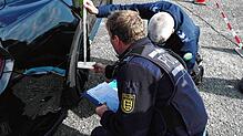 Reifen und Felgen der Fahrzeuge im Blick: Bei den Kontrollen der getunten Fahrzeuge nehmen es die Polizeibeamten genau.