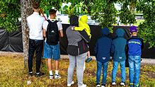 Bedrückte Stimmung bei den angereisten Fans, die nur ein Stück über den Sichtschutz schauen können.