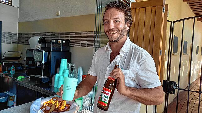 Dominik Reiner aus Vorarlberg hat am Strandbadkiosk ein Bier bestellt. Er bekommt es nun umgefüllt in einen Mehrwegbecher. Im Alltag ...