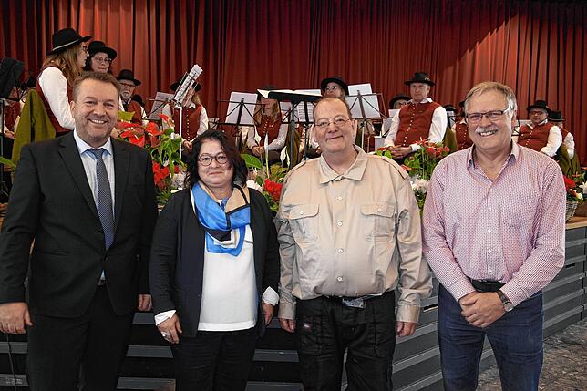 Auszeichnung mit der Ehrennadel von Oberteuringen (von links): Bürgermeister Ralf Meßmer gratuliert Sabine Müller, Udo Fritz und Eugen ...
