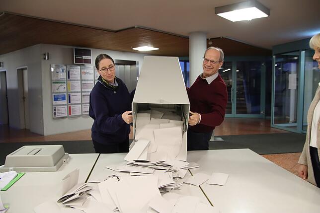 Die Wahlhelfer Elke Oswald und Günter Römer leeren die Wahlurne im Stockacher Rathaus aus, bevor die Auszählung der Stimmen beginnt.