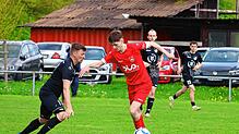 Andy Krukenberg (links) und die SG Kirchen-Hausen müssen sich im Derby gegen den SV Geisingen geschlagen geben.