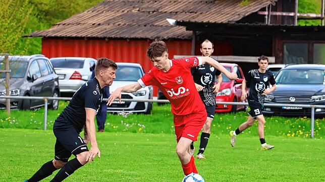 Andy Krukenberg (links) und die SG Kirchen-Hausen müssen sich im Derby gegen den SV Geisingen geschlagen geben.