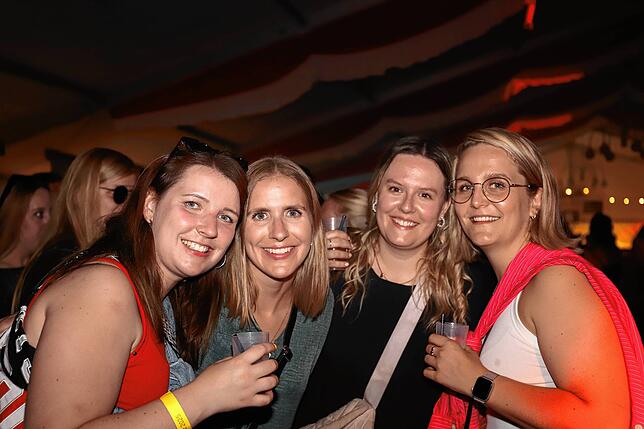 Beim Weinfest in Aach-Linz kommen die vielen Party-Fans voll auf ihre Kosten.