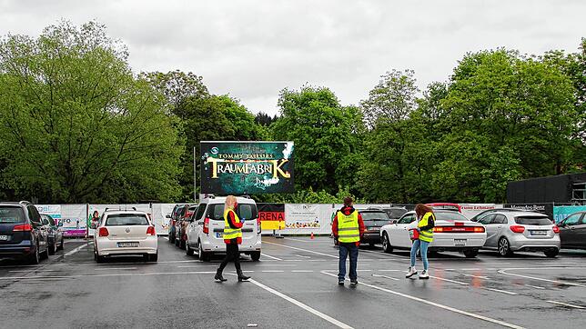 Für rund 70 Autos hat es im Wallbacher Autokino Platz. Onlinetickets können demnächst über die Homepage gekauft werden.