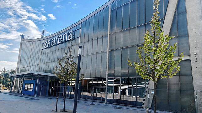 Seit knapp einem Jahr darf die ZF-Arena wegen Bauschäden und aus Sicherheitsgründen nicht mehr genutzt werden. Eine andere Option als ...