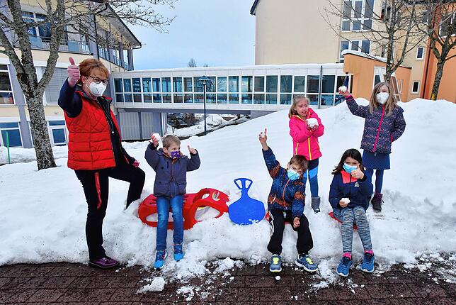Kinder und Mitarbeiter der Nachsorgeklinik Tannheim jubeln im Schnee. SÜDKURIER-Leser haben im Rahmen der Weihnachtsaktion 658 743 ...