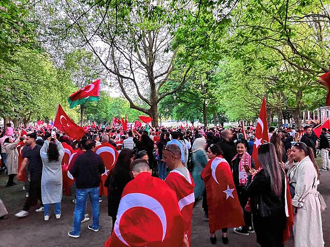 In Deutschland lebende Türken feiern den Wahlausgang. Der amtierende türkische Staatspräsident Recep Tayyip Erdogan hat die Stichwahlen ...