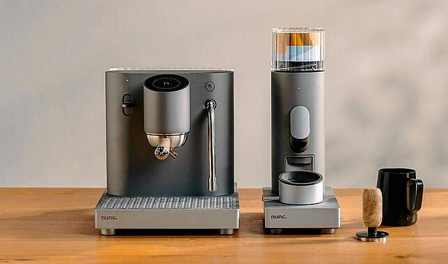 So sieht eine Nunc-Siebträgermaschine nebst Mühle aus. Das Design ist minimalistisch, Bedienelemente gibt es nur wenige, hauptsächlich ...
