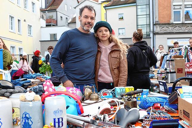 Bild 5: Konstanz – Altstadt-Flohmarkt auf dem Stephansplatz: Hier stöbern und feilschen die Konstanzer