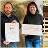 Steven Ulrich, Abteilungsleiter Bäder, und Ursula Geißler, Teamleiterin Sauna, freuen sich über die Premium-Zertifikate für die ...
