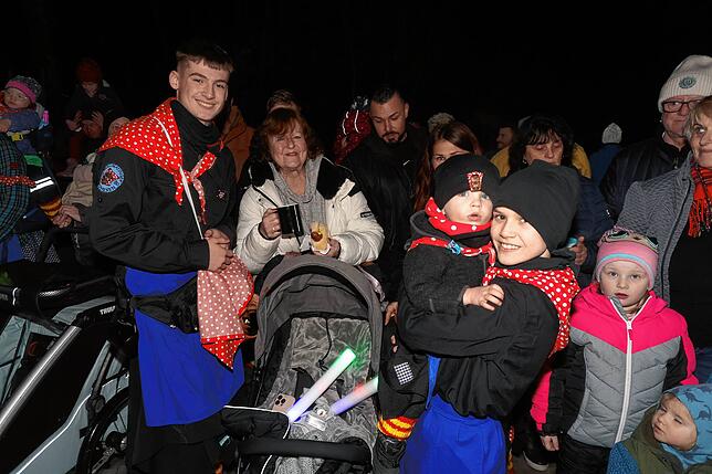 Bild 13: In Konstanz erwacht die Fasnacht 2025: Riedhexen und Schneeschreck tanzen durch den Wald