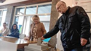 Franz Heimburger gibt im Rathaus Laufenburg, das als Wahllokal für den Bezirk Altstadt dient, seine Stimme für die Bundestagswahl ab.