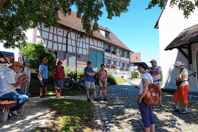 Start der Wanderung auf Hesses Spuren ist unter der großen Linde vor dem ersten Hesse-Haus in Gaienhofen.