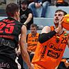 Schwenningens Center Robin Jorch (am Ball) ist beim Spiel gegen Bremerhaven bei den Rebounds besonders gefordert. Bild: direvi