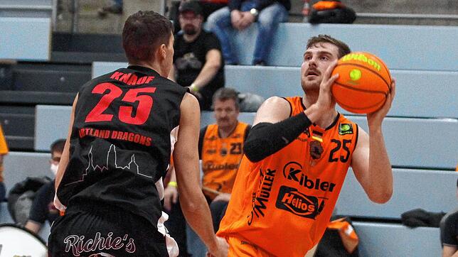 Schwenningens Center Robin Jorch (am Ball) ist beim Spiel gegen Bremerhaven bei den Rebounds besonders gefordert. Bild: direvi