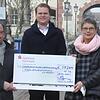 Matthias Keller, Leiter des Lions-Activityausschusses (links) übergibt einen symbolischen Scheck in Höhe von 17.244 Euro an Marlies ...