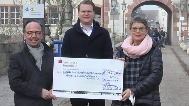 Matthias Keller, Leiter des Lions-Activityausschusses (links) übergibt einen symbolischen Scheck in Höhe von 17.244 Euro an Marlies ...