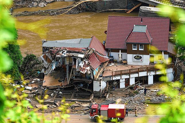 Bad Neuenahr-Ahrweiler: Häuser im Ahrtal im Ortsteil Walporzheim sind zerstört. In den vom Unwetter betroffenen Gebieten beginnen die ...