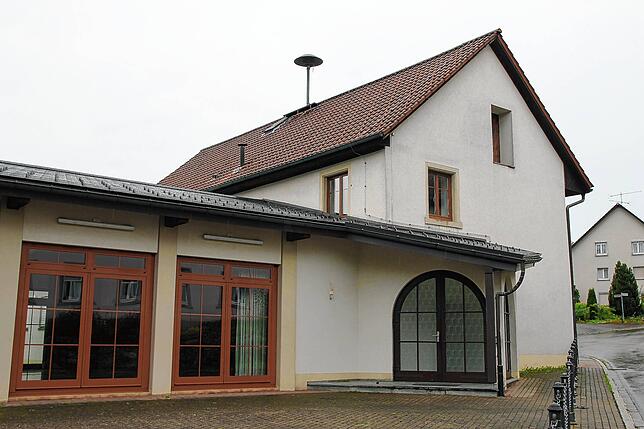 Oberalpfen: 1991 wurde das ehemalige Oberalpfener Schul- und Rathaus durch den Anbau der Gemeindehalle nochmals deutlich erweitert. ...