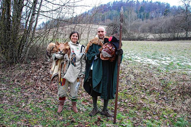 Vorsitzender Tobias Beil (rechts) und Schriftführerin Britta Morath (links) im Fuchshäs und der Einzelmaske des Krutbettjägers.