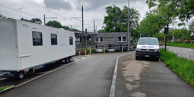 Die Kontakt- und Anlaufstelle Brunau in Zürich. Im weißen Container können Suchtkranke Drogen spritzen, im brauen Holzhaus rauchen und ...