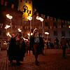 Schaurig-schöne Stimmung beim Nachtumzug. Mitglieder der Bonfire Society aus der Partnerstadt Lewes führen den Nachtumzug an.