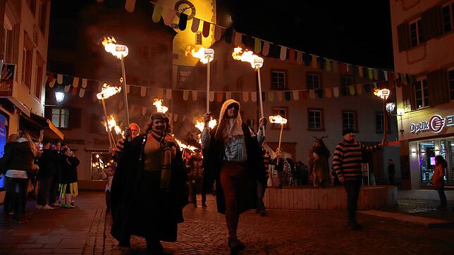 Schaurig-schöne Stimmung beim Nachtumzug. Mitglieder der Bonfire Society aus der Partnerstadt Lewes führen den Nachtumzug an.