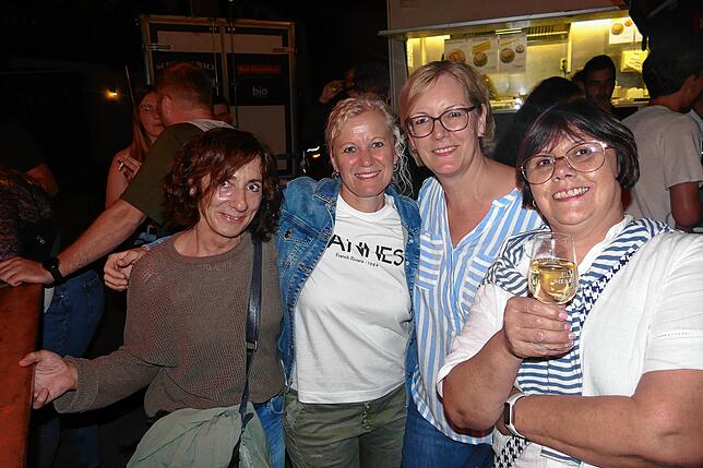 Bild 11: Dieses Straßenfest lockt die Menschen in Scharen an