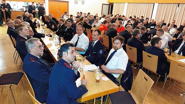 Die Versammlung der Allensbacher Feuerwehr im Bürgerhaus Langenrain ist gut besucht. Eine neue Führung wird gewählt.