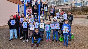 Die Schüler wollen den Schulhof als Begegnungsstätte nutzen. Links Konrektorin Juliane Schartel, hinten als Dritte von rechts Konrektor ...