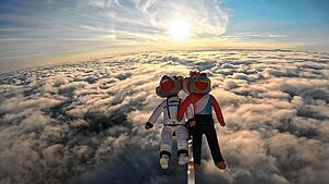 Über den Wolken: Die Europa-Park-Mäuse Ed und Edda reisten an den Rand des Weltraums. Zu 50 Jahren Europa-Park war der Flug mit dem ...
