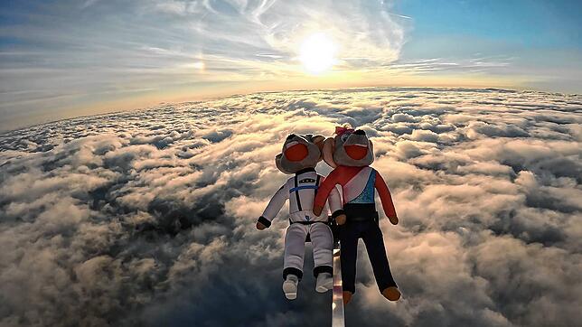 Über den Wolken: Die Europa-Park-Mäuse Ed und Edda reisten an den Rand des Weltraums. Zu 50 Jahren Europa-Park war der Flug mit dem ...