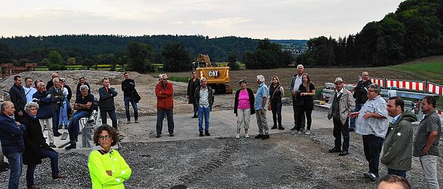 Mitglieder der CDU bei der Baustelle zur Ortsumfahrung Oberlauchringen: Bürgermeister Thomas Schäuble mit Ehefrau Doris (links), ...