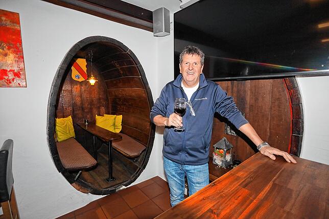 Derzeit kann er höchstens alleine ein Gläschen im Weinglöckle trinken: Wirt Achim Gretzmeier.