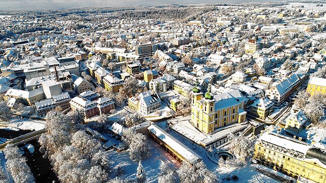 Donaueschingen im prächtigen Winterkleid: So schön gepudert präsentiert sich die Baarstadt am Freitag. Im unteren Bereich des Bildes ist ...