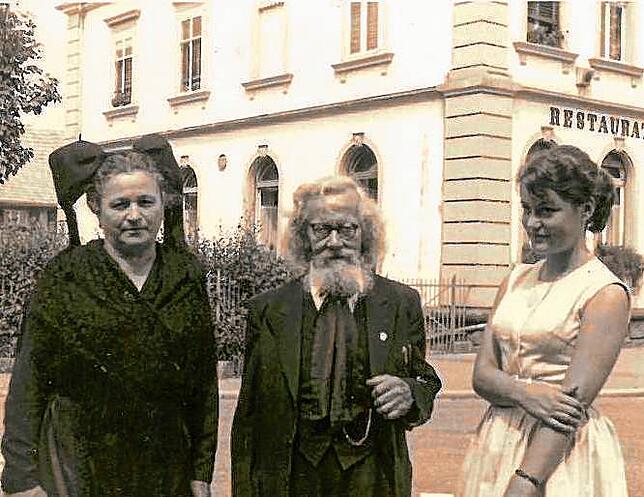 Der Maler Adolf Glattacker 1962 mit Frau Ida (in Markgräfler Tracht) und Barbara Schächtelin.