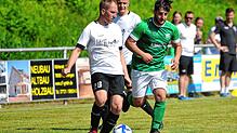 SG Marbach/Rietheim-Verteidiger Matthias Schuhmacher (links) gewann am letzten Spieltag mit wenig Müh und Not gegen den FC Bräunlingen.