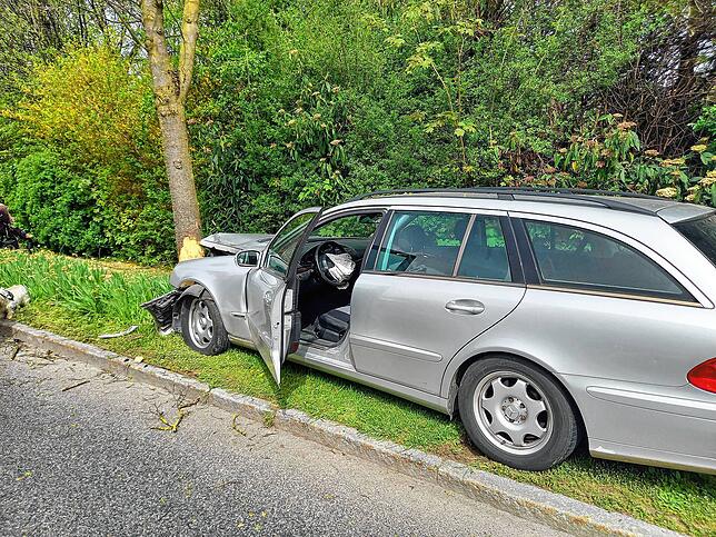 Der Mercedes des Unfallfahrers erlitt einen Totalschaden. Das Fahrzeug musste mit einem Abschleppwagen abtransportiert werden.