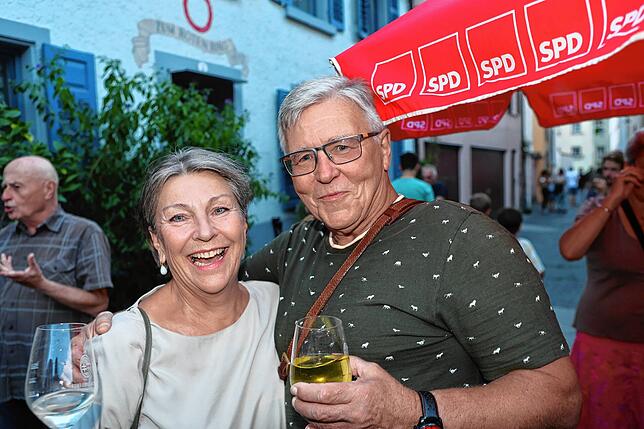 Bild 33: Konstanz: Die Niederburg lädt zum Gassenfreitag und die Besucher tanzen an