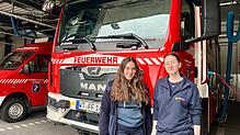 Marina Ernst (links) und Jana Seydel machen ein Freiwilliges Soziales Jahr bei der Feuerwehr St. Blasien. Foto: Lina Boegel