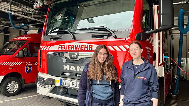 Marina Ernst (links) und Jana Seydel machen ein Freiwilliges Soziales Jahr bei der Feuerwehr St. Blasien. Foto: Lina Boegel