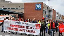 Die ZF-Belegschaft in Friedrichshafen protestierte Dienstag gegen den Kurs des Vorstands. Doch mit Konfrontation allein ist ZF nicht zu ...